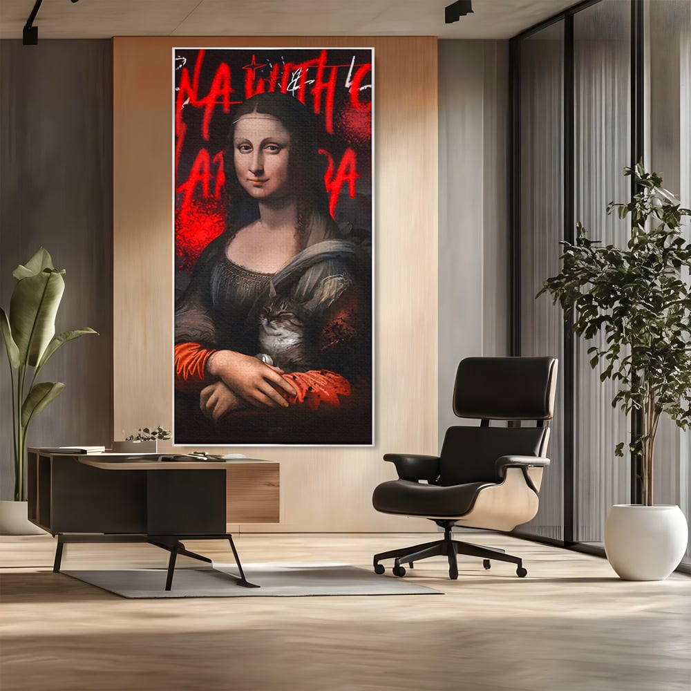 Tablou canvas cu tablou canvas cu mona lisa si o pisica, in rama de aluminiu argintiu, pe perete intr-un birou